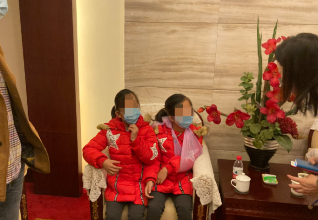 十年后她们带着感恩重返华西坝|华西坝|胡廷泽|华华|西西|四川大学