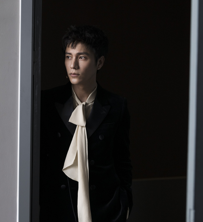 陈坤真的不会老44岁剪齐刘海短发看起来真像个韩国欧巴