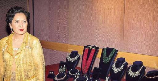 前任曾公开追讨11亿服务费,39条内裤和2张vcd,宝咏琴经历了什么