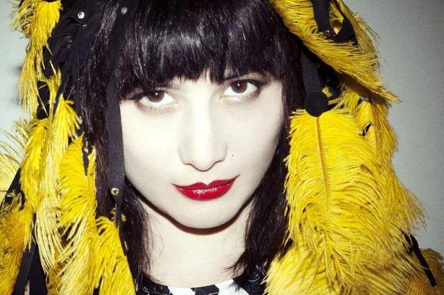 霍启刚|又撒狗粮！霍启刚郭晶晶看剧遇明星大佬，夫妻站角落拘谨像小学生