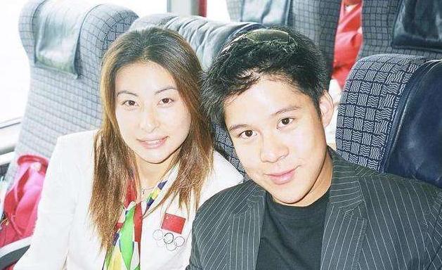 霍启刚|又撒狗粮！霍启刚郭晶晶看剧遇明星大佬，夫妻站角落拘谨像小学生