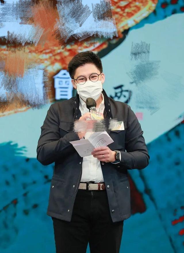 霍启刚|又撒狗粮！霍启刚郭晶晶看剧遇明星大佬，夫妻站角落拘谨像小学生