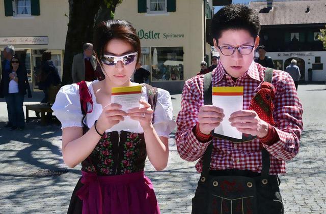 霍启刚|又撒狗粮！霍启刚郭晶晶看剧遇明星大佬，夫妻站角落拘谨像小学生