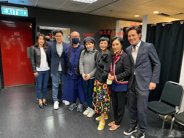 霍启刚|又撒狗粮！霍启刚郭晶晶看剧遇明星大佬，夫妻站角落拘谨像小学生