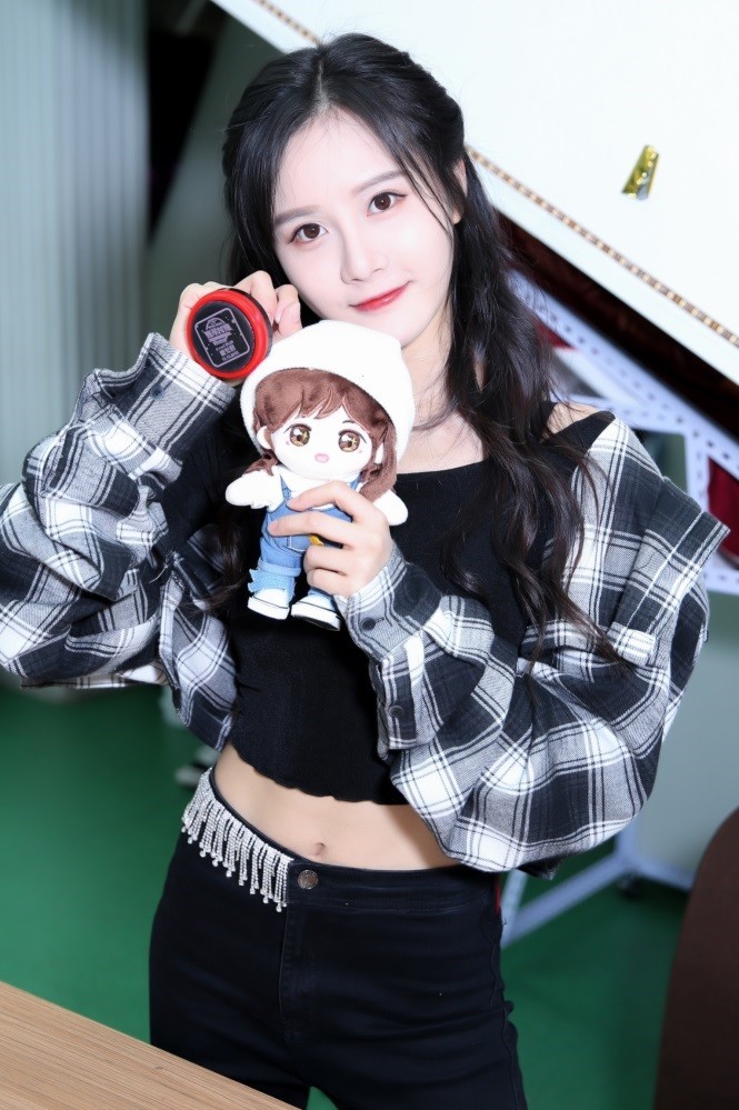 看似柔弱娇小的段艺璇有着令人羡慕的六块腹肌,因为喜欢马