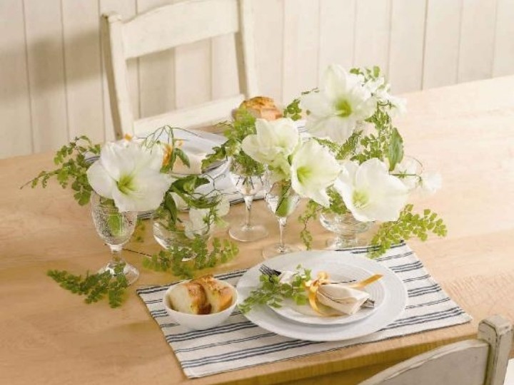 进餐的餐厅用花朵予以装饰更显敞亮,用简单的玻璃杯做容器也是不错的