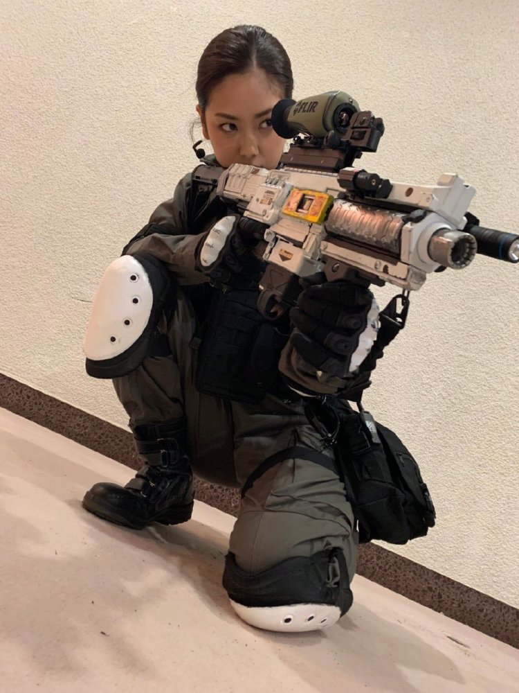 泽塔奥特曼洋子前辈再出写真一股cs味道粉丝好想要那把枪