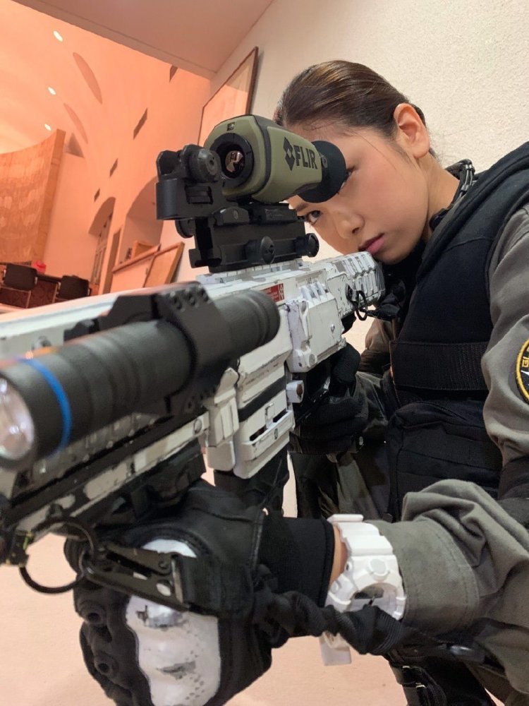 泽塔奥特曼洋子前辈再出写真一股cs味道粉丝好想要那把枪