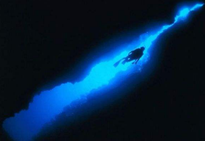 海沟|海洋最深处，深达11034米的马里亚纳海沟，不断发出奇怪嘶吼声？