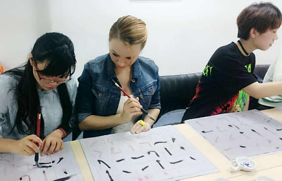 美国高中的中文试卷,第一题就难倒网友: