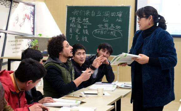 美国高中的中文试卷,第一题就难倒网友: