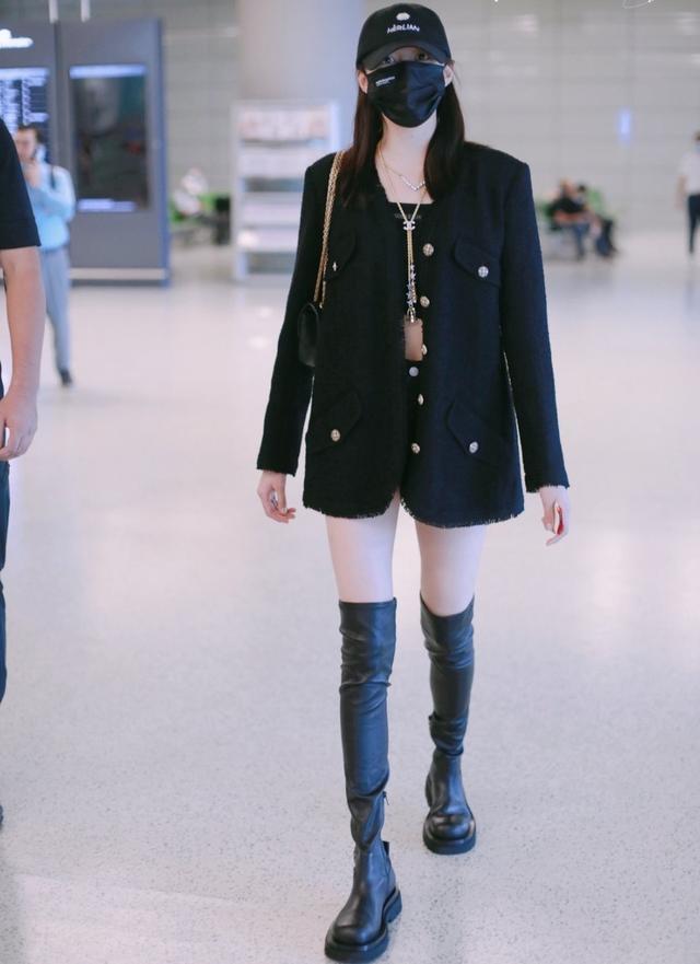 杨幂|杨幂出街奢侈品穿全身，五万的外套四万的包，无惧跟关晓彤撞衫