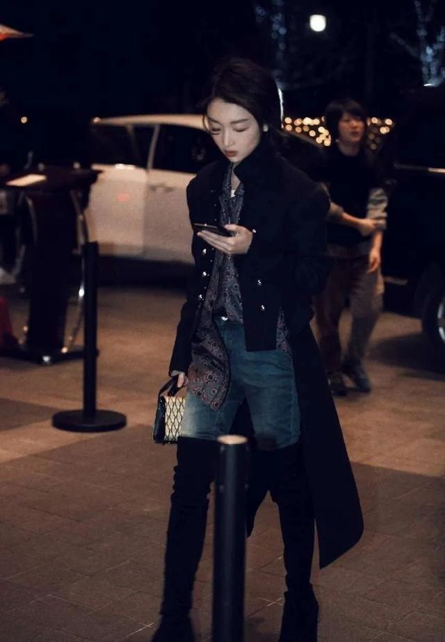 杨幂|杨幂出街奢侈品穿全身，五万的外套四万的包，无惧跟关晓彤撞衫