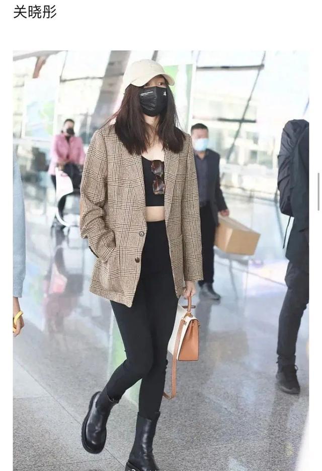 杨幂|杨幂出街奢侈品穿全身，五万的外套四万的包，无惧跟关晓彤撞衫