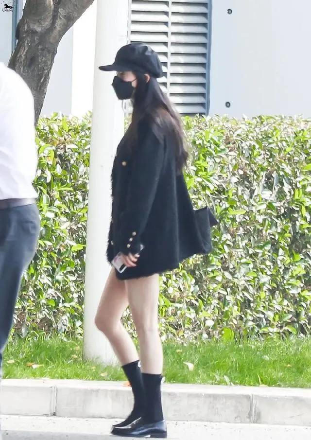 杨幂|杨幂出街奢侈品穿全身，五万的外套四万的包，无惧跟关晓彤撞衫