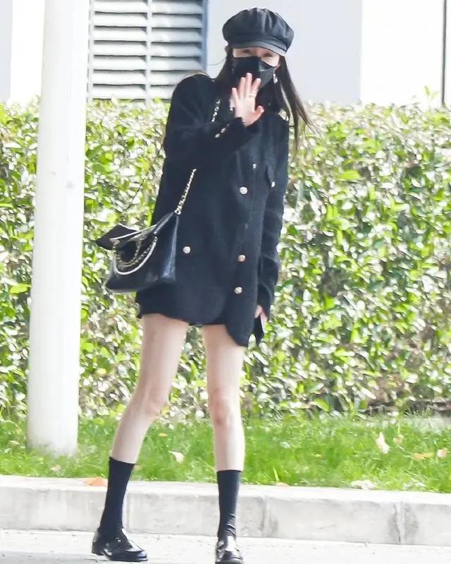 杨幂|杨幂出街奢侈品穿全身，五万的外套四万的包，无惧跟关晓彤撞衫