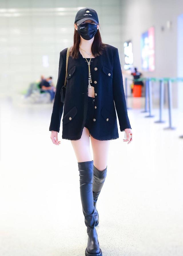 杨幂|杨幂出街奢侈品穿全身，五万的外套四万的包，无惧跟关晓彤撞衫