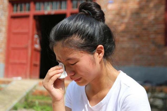 幼儿园晨检,老师从孩子兜里翻出的东西太心酸,园长:已退学!