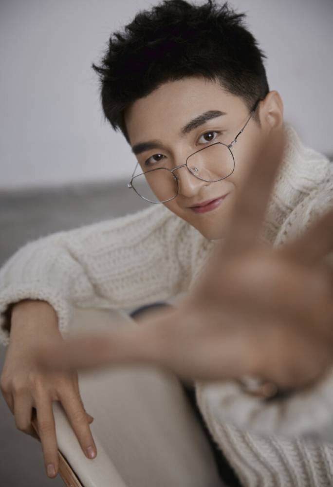 金瀚张芷溪恋情曝光!同穿情侣装亲密互动,女方曾陷吴秀波出轨门