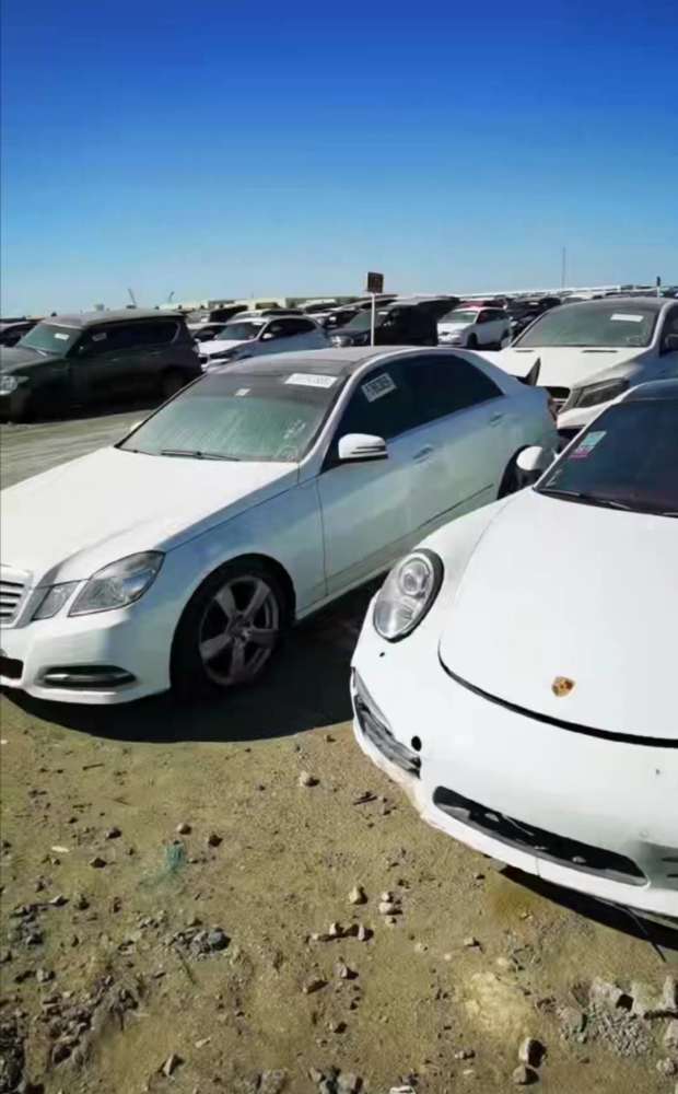 法拉利,保时捷等众多豪车让你眼花缭乱,豪横的迪拜废车场_腾讯新闻