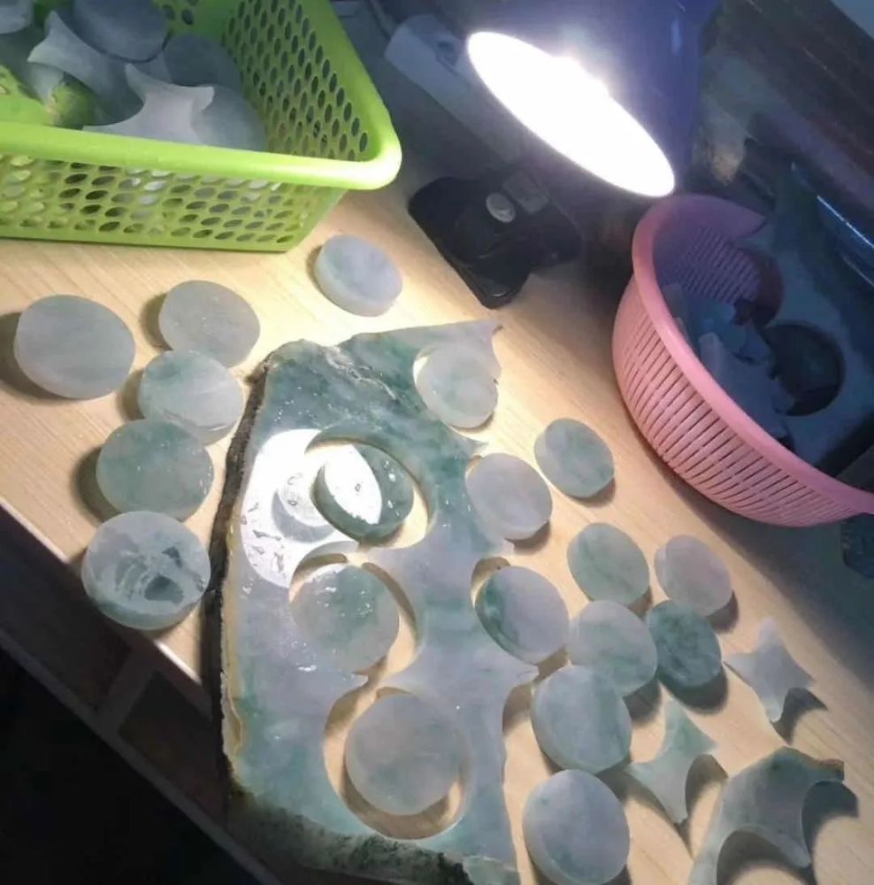 翡翠新秀?毛坯未加工原来这么受欢迎,难道是价格比成品有优势?