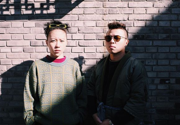 窦靖童|公开认爱？窦靖童绯闻男友晒同框照，甜蜜配文：隐藏你的妻子