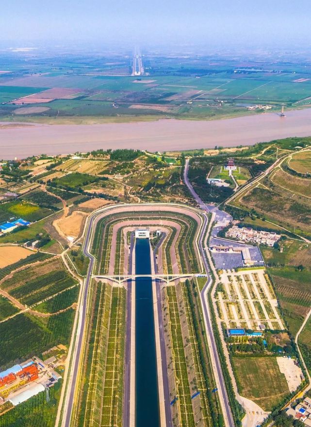 中,西三条线路,规划干线总长度达4350公里,为世界距离最长的调水工程