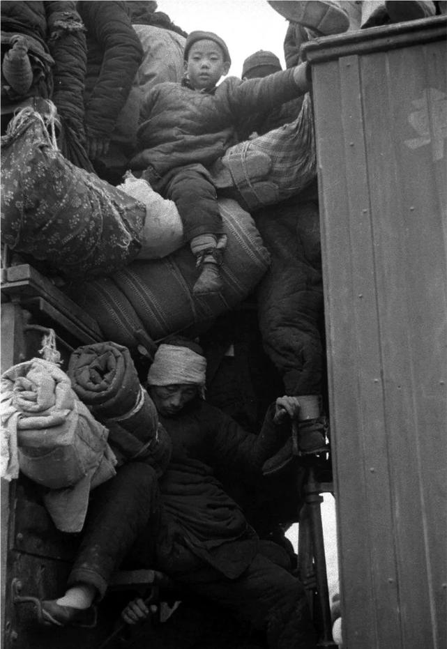 老照片:1942年的河南大饥荒,比电影更让人感到震撼