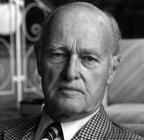 他是美国的外交家,在1946年,作为驻苏联代办的乔治·凯南向美国国务院