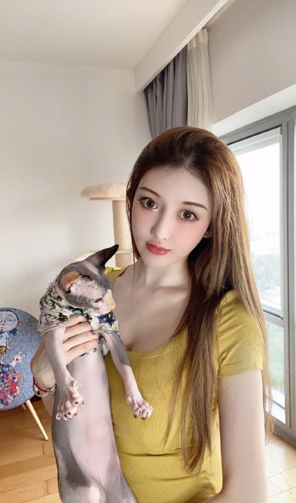 小g娜重出江湖,半夜与说唱选手黄旭举止暧昧,黄旭老