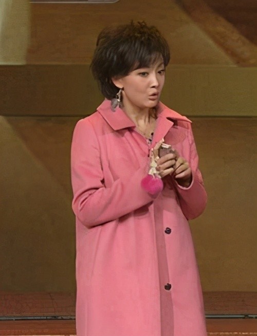 牛莉事业发展非常好,感情经历也是一帆风顺,牛莉的丈夫不是圈内人