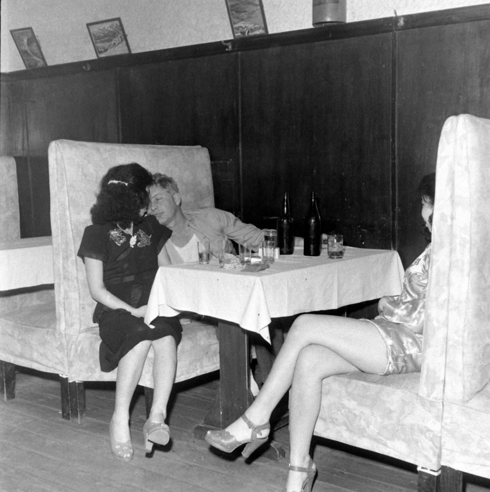 1948年的民国老照片,上海舞女们靠色相卖笑为生_腾讯新闻