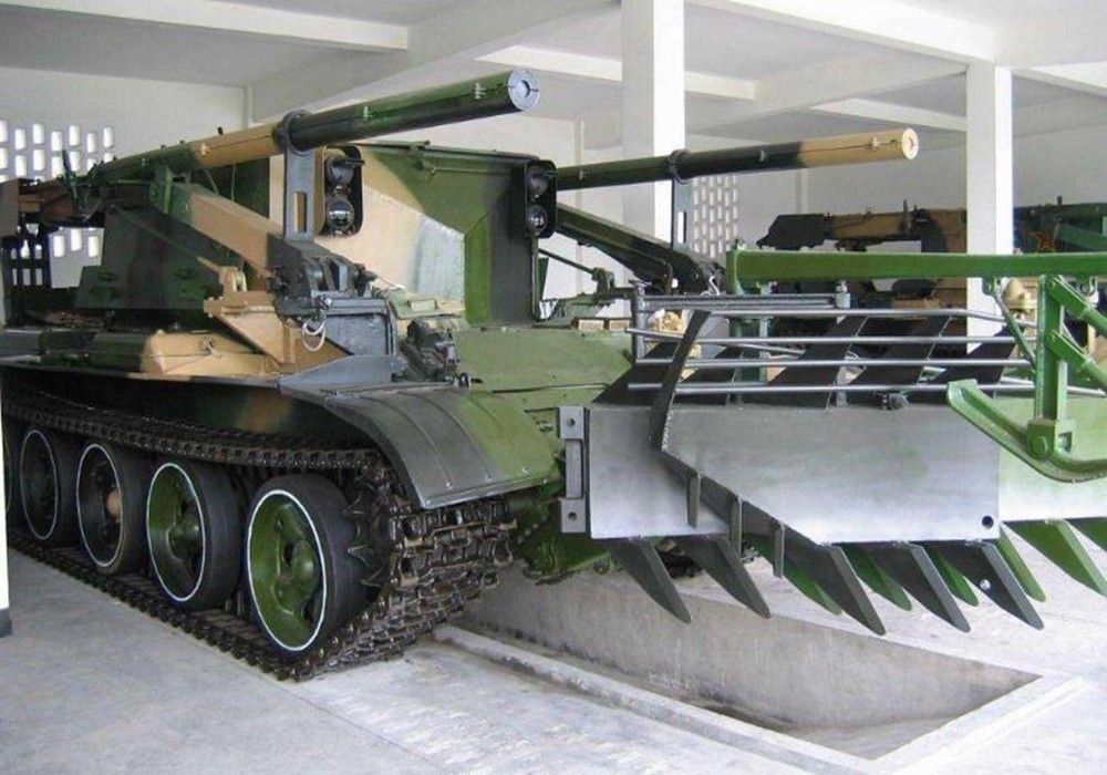 战斗全重38吨,中国新一代扫雷"怪车",可将5米地雷直接压爆