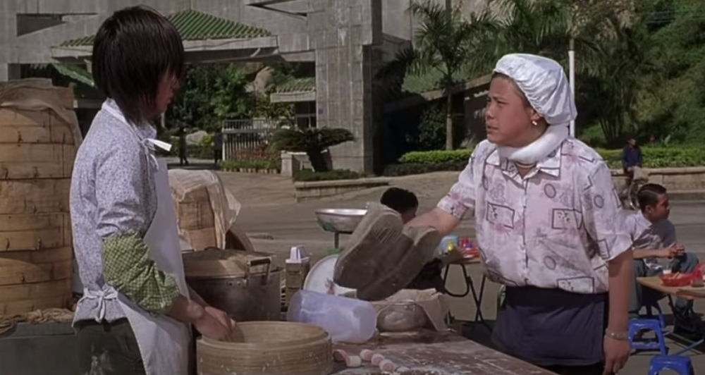 看过《少林足球》的观众应该还记得赵薇所在包子店那个老板娘,戏中的
