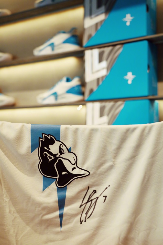 林书豪xtep jlin 1"汗水的梦"签名球鞋发售现场