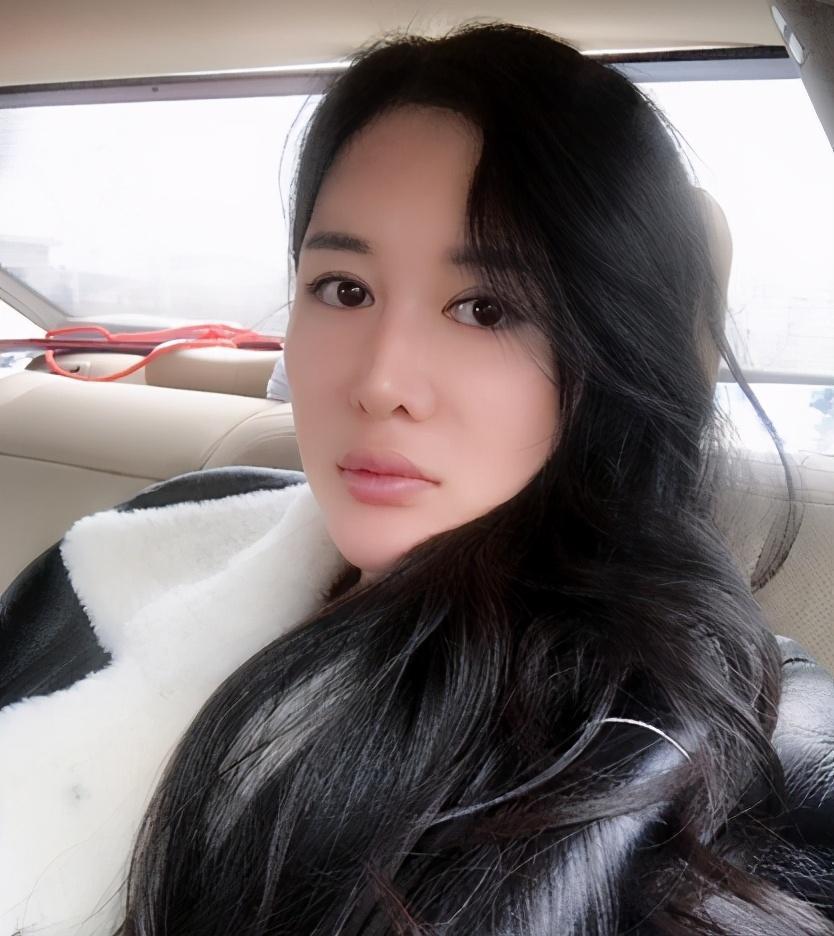 张纪中|69岁张纪中真惨，娇妻晒幸福合照没祝福，评论区还一片污言秽语