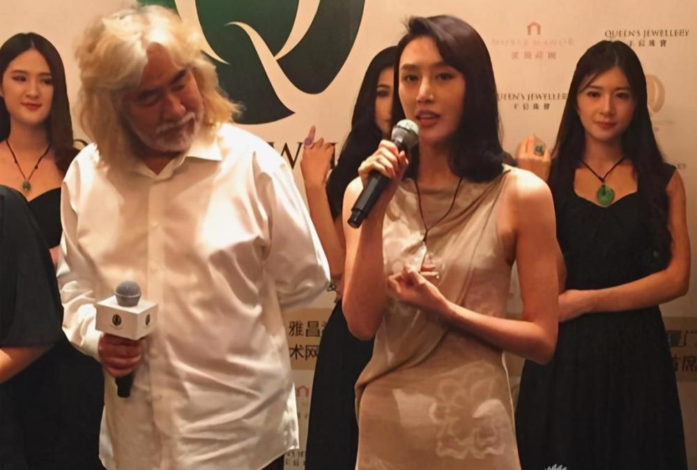 张纪中|69岁张纪中真惨，娇妻晒幸福合照没祝福，评论区还一片污言秽语