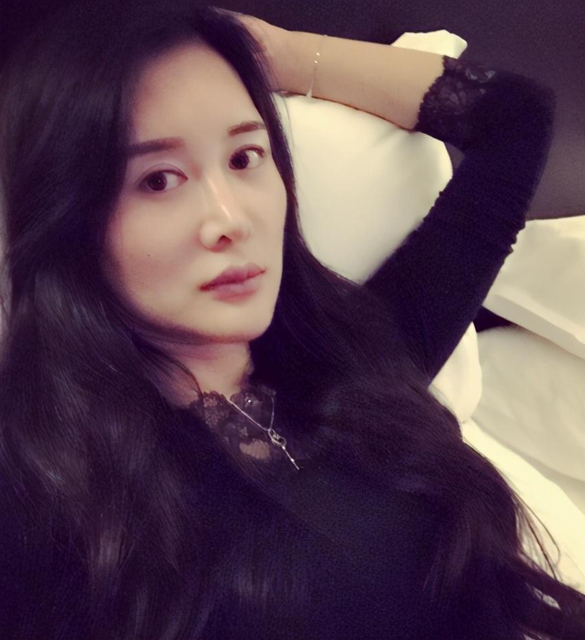 张纪中|69岁张纪中真惨，娇妻晒幸福合照没祝福，评论区还一片污言秽语