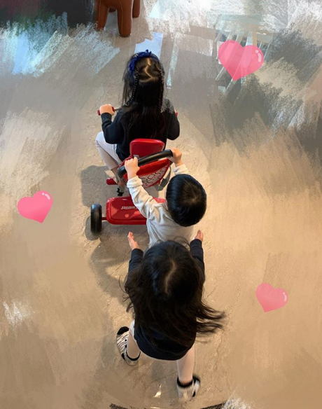 李靓蕾|王力宏一家五口出游，李靓蕾与三个儿女穿亲子装手牵手，画面超有爱