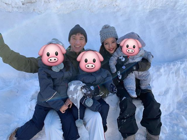 李靓蕾|王力宏一家五口出游，李靓蕾与三个儿女穿亲子装手牵手，画面超有爱