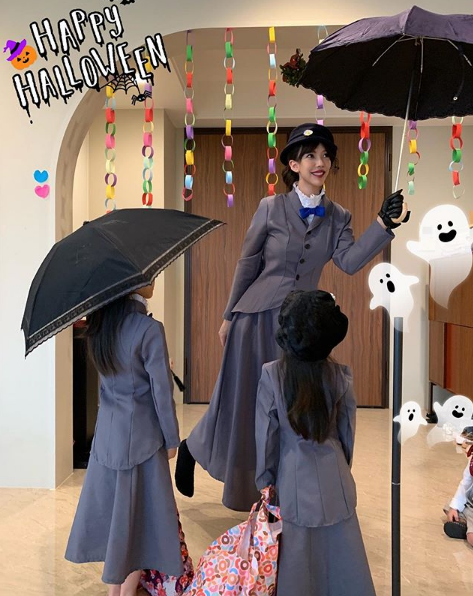 李靓蕾|王力宏一家五口出游，李靓蕾与三个儿女穿亲子装手牵手，画面超有爱