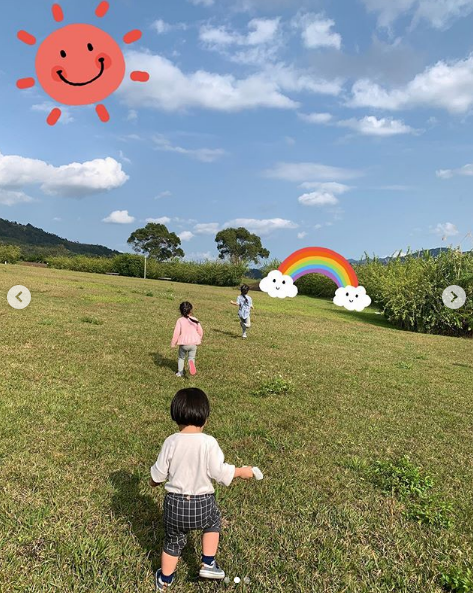 李靓蕾|王力宏一家五口出游，李靓蕾与三个儿女穿亲子装手牵手，画面超有爱