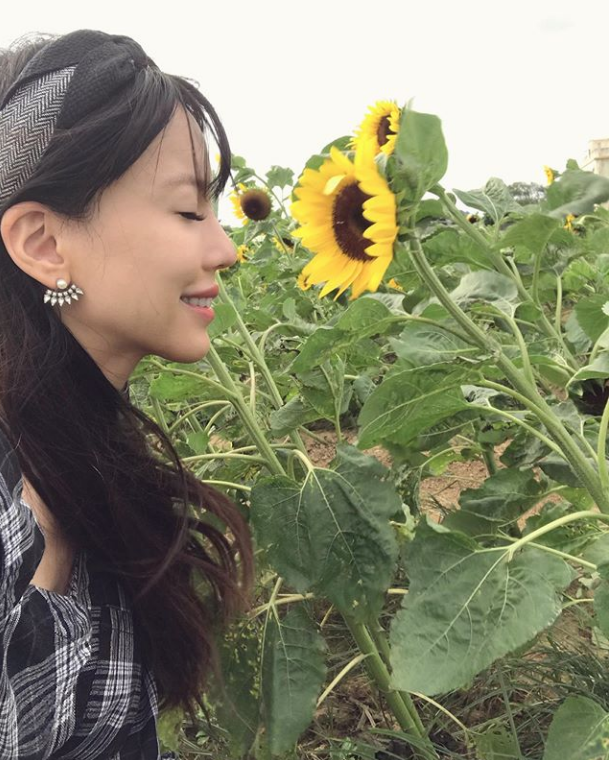 李靓蕾|王力宏一家五口出游，李靓蕾与三个儿女穿亲子装手牵手，画面超有爱