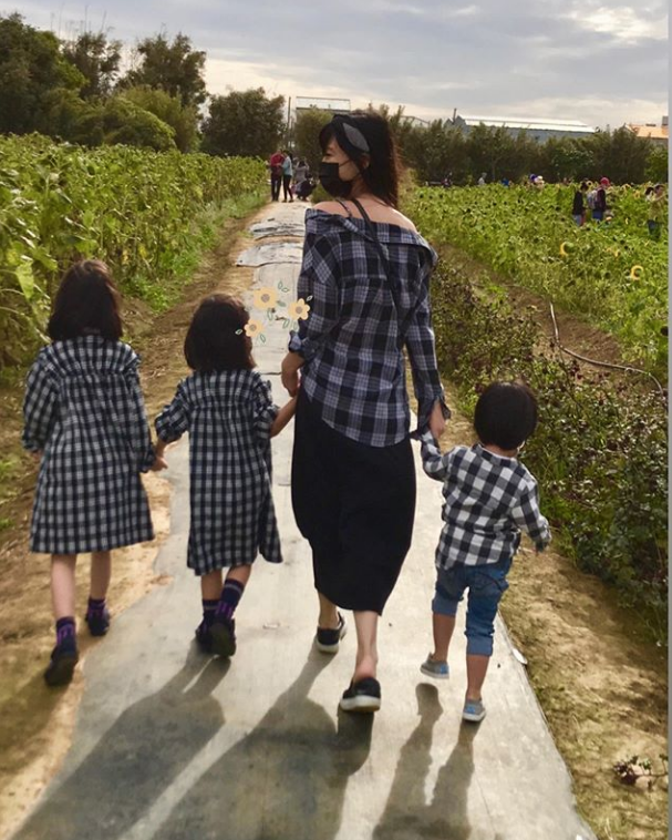 李靓蕾|王力宏一家五口出游，李靓蕾与三个儿女穿亲子装手牵手，画面超有爱