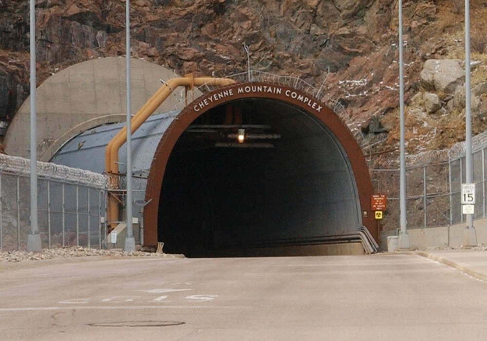 全球隐蔽最深核战备洞穴:深处地底480米,地基1300根弹簧撑起