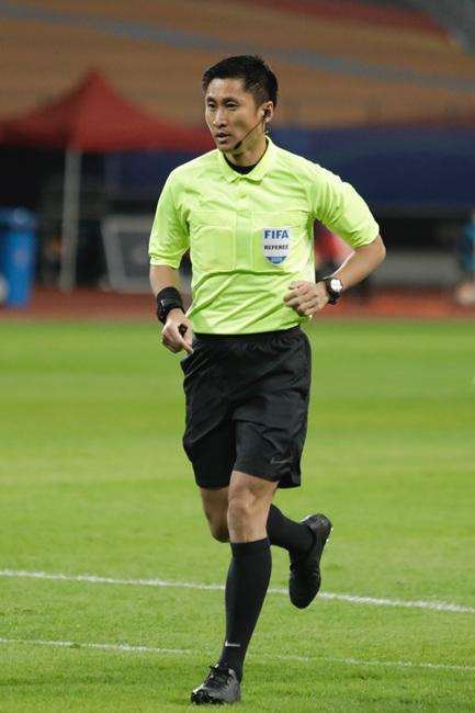 本场主裁马宁果不其然再度成为了比赛的焦点人物