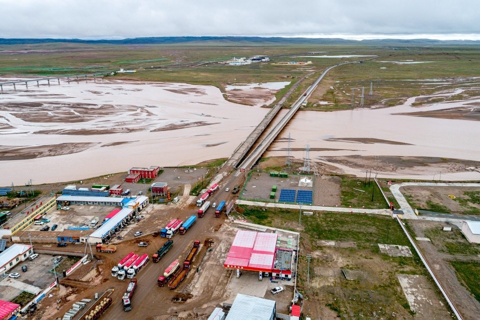 唐古拉山镇海拔4535米:无人机航拍沱沱河,万里长江第一镇1000人_腾讯