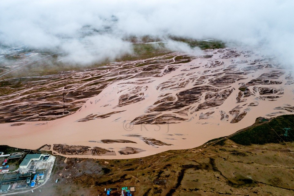 唐古拉山镇海拔4535米:无人机航拍沱沱河,万里长江第一镇1000人_腾讯