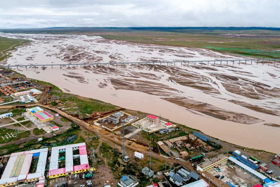 唐古拉山镇海拔4535米:无人机航拍沱沱河,万里长江第一镇1000人_腾讯