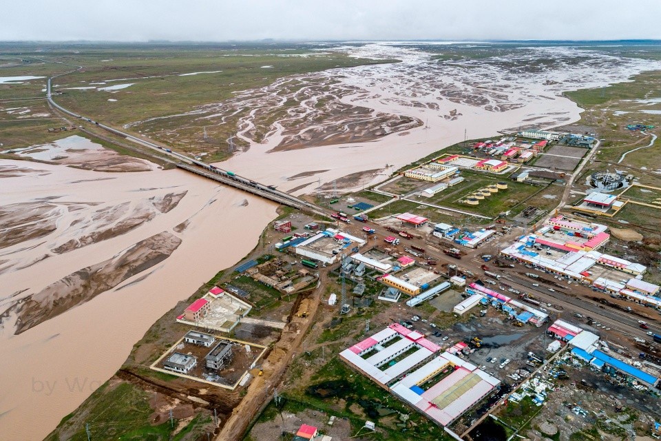 唐古拉山镇海拔4535米:无人机航拍沱沱河,万里长江第一镇1000人_腾讯